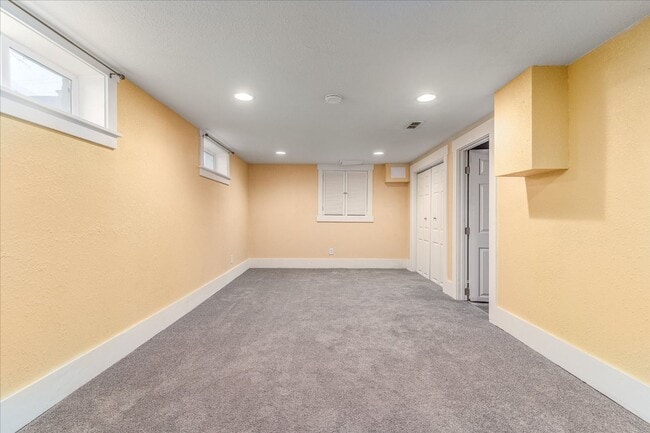 Building Photo - South Hill Charmer 3 bed, 1 bath available...