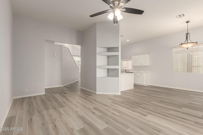 Building Photo - 1526 E Charleston Ave