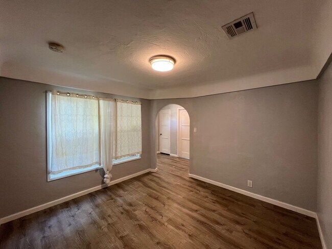Building Photo - 501 W Maple Ave