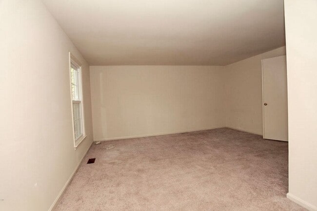 Building Photo - Fantastic 3br End-Unit Town Home in highly sought Silver Spring Neighborhood - Ready mid-June