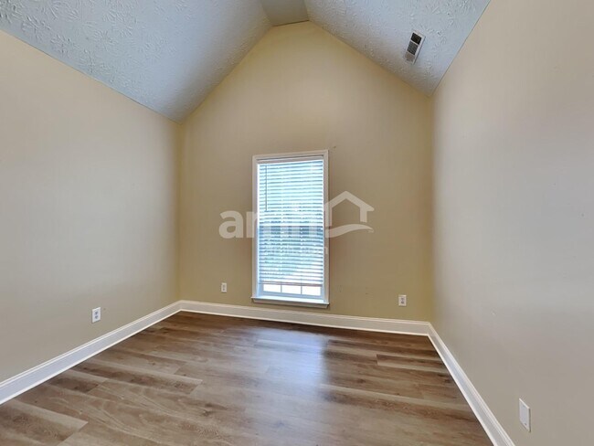Building Photo - 150 Blue Smoke Trl