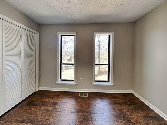 Building Photo - 619 Green Valley Dr