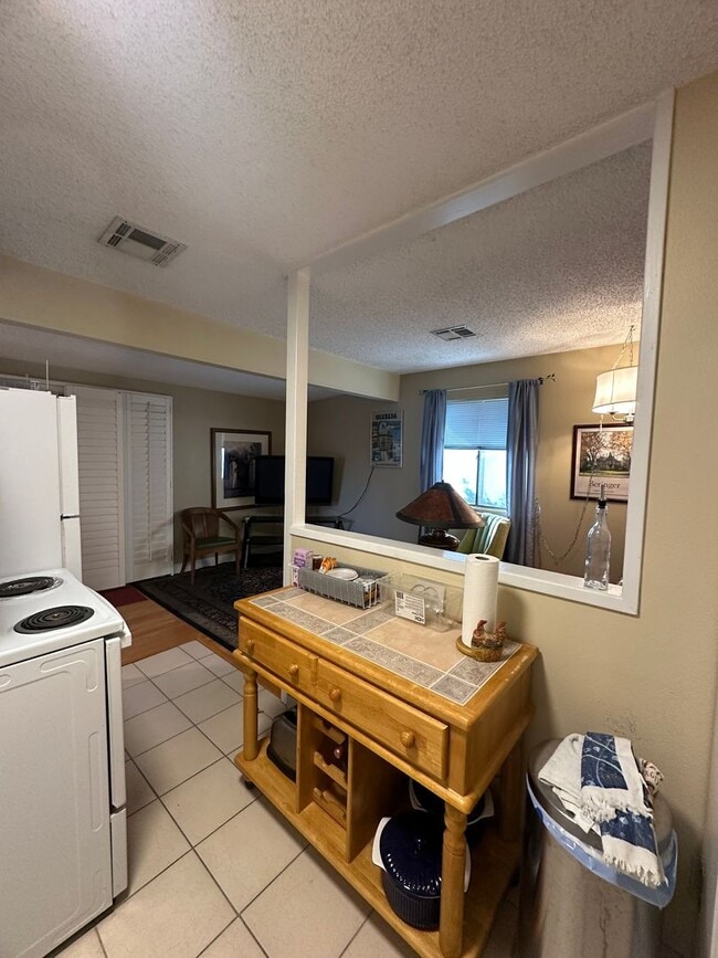 Building Photo - 1 Bedroom Casita