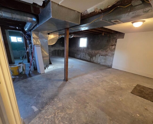 Building Photo - Corner location near ISU-Single Family Home with room to spread out!