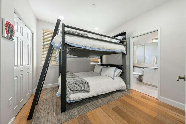 Building Photo - 696 Fern St