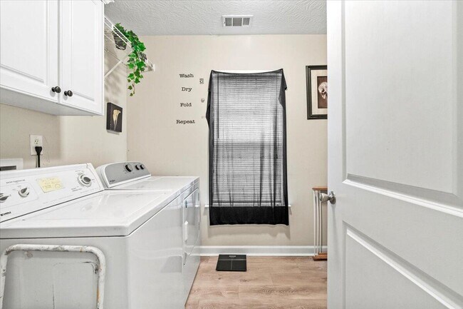 Building Photo - 676 Ventana Dr