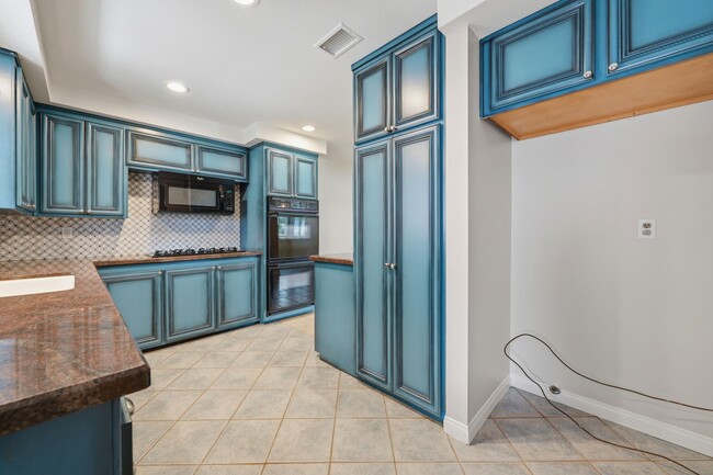 Building Photo - Spacious and Well Maintained 3 Bedroom Home in Orange