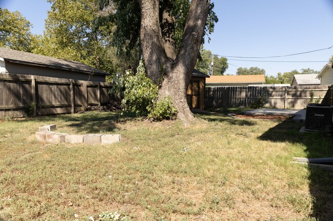 Building Photo - 3541 S Southwood Dr