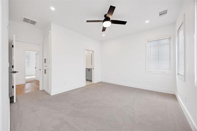 Building Photo - 966 Hangar Dr