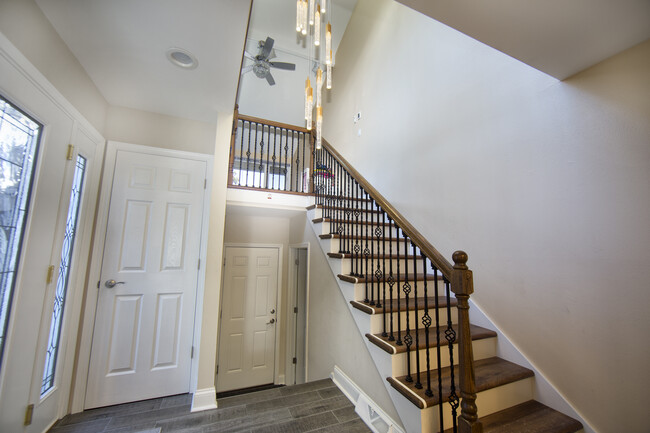 Entryway - 1228 W Baldwin Ct