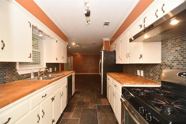 Building Photo - 5535 Berry Creek Dr