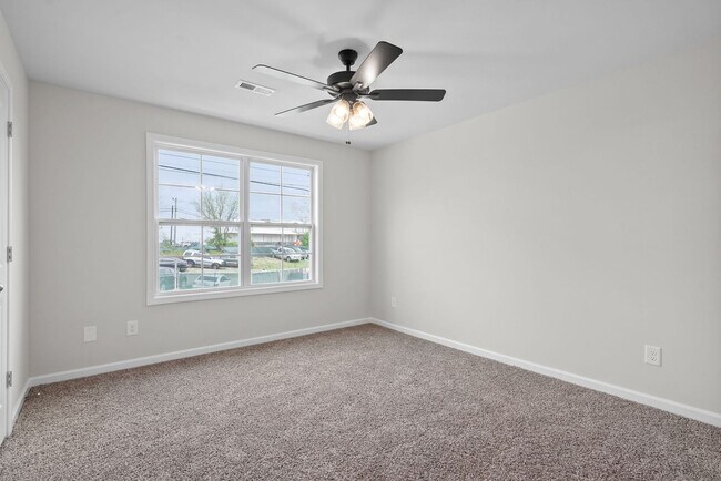 Building Photo - Brand New!! Close to downtown Clarksville!...