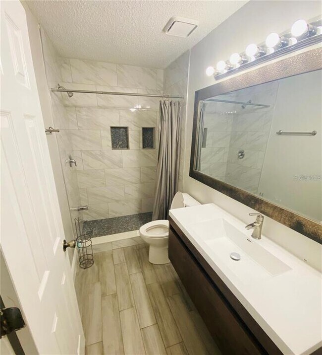 Building Photo - 966 Helmsley Ct