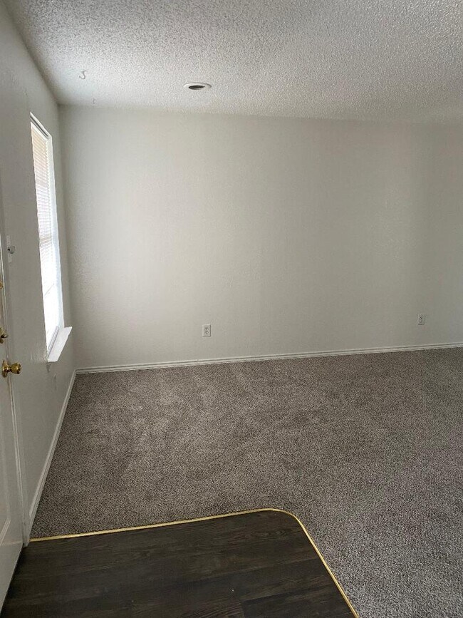 Building Photo - 718 Lariat Ln