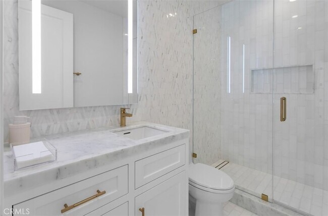 Building Photo - 2401 Bayshore Dr