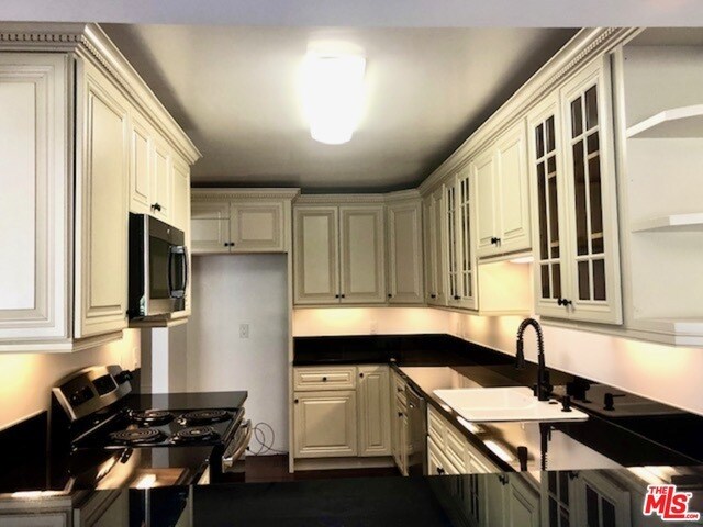 Building Photo - 435 N Oakhurst Dr