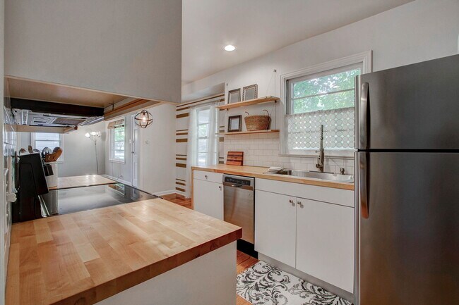 Building Photo - 5628 Norwaldo Ave