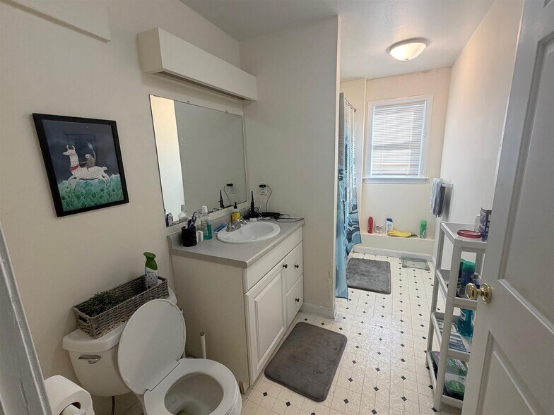 Building Photo - 3 Kent Ct