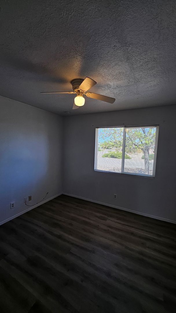 Building Photo - 3 bed 1.5 bath