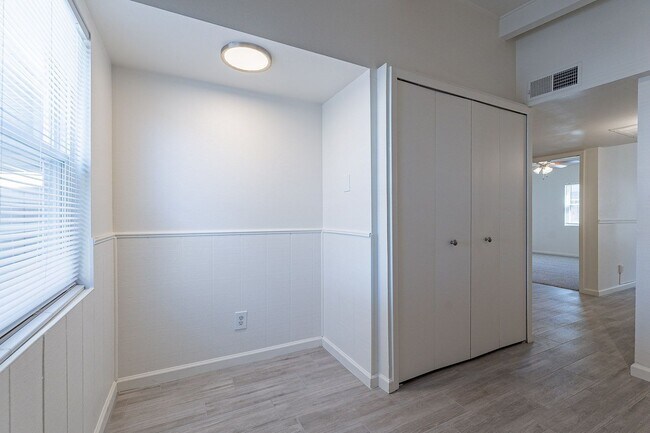 Building Photo - Updated townhome near Central Phx/Biltmore!
