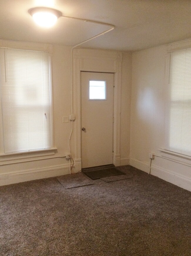 Building Photo - 301 S 10th St