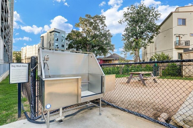 Building Photo - 5925 Almeda Rd