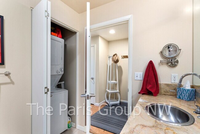 Building Photo - Gorgeous Lower Queen Anne 1BR is Perfect! * Above Safeway