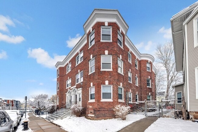 Building Photo - 105 School St