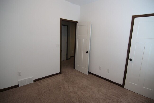 Building Photo - 4 Bedroom, 3 bath close to University