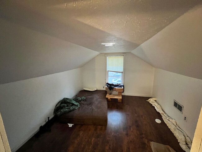 Building Photo - Spacious 2 bedroom, 1 bath with bonus room...