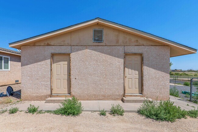 Building Photo - Duplex in Pueblo West!