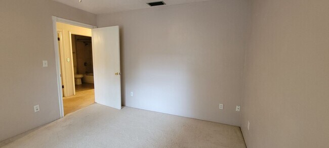 Building Photo - 3 Bedroom/ 2 Bath home in Black Acres(Close to UF)