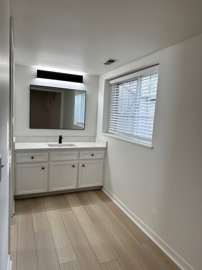 Building Photo - Grandville Condo 3 Bedroom and 2.5 Bathrooms