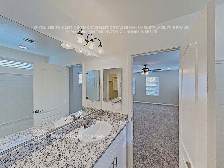 Building Photo - 832 S Henry Ln
