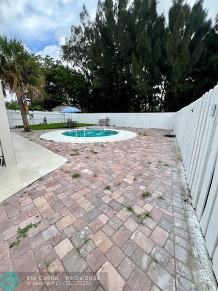 Building Photo - 327 Lancaster St