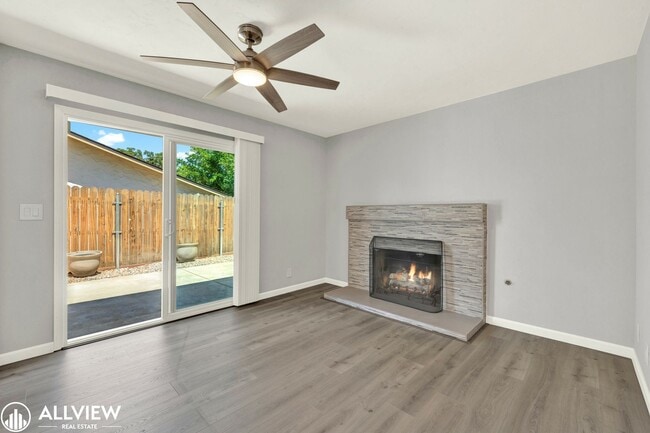 Building Photo - Newly Remodeled 4-Bedroom Gem with Spaciou...