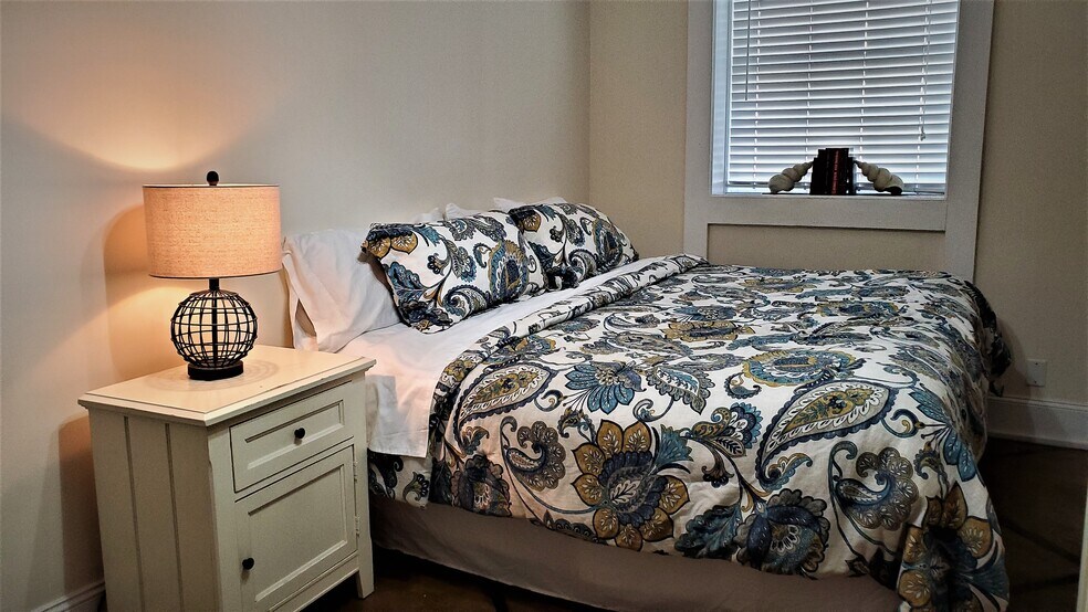 bedroom 1 wtih king bed - 101 W Oglethorpe Ave