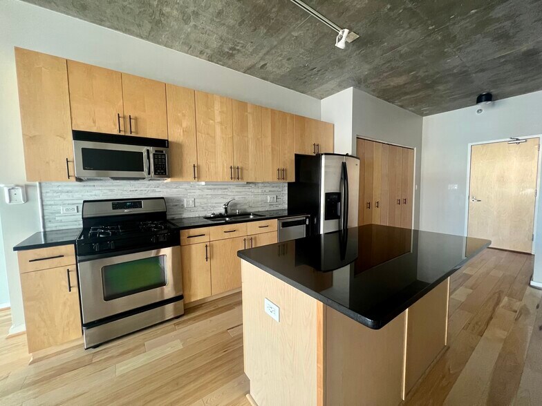 Building Photo - 321 S Sangamon St