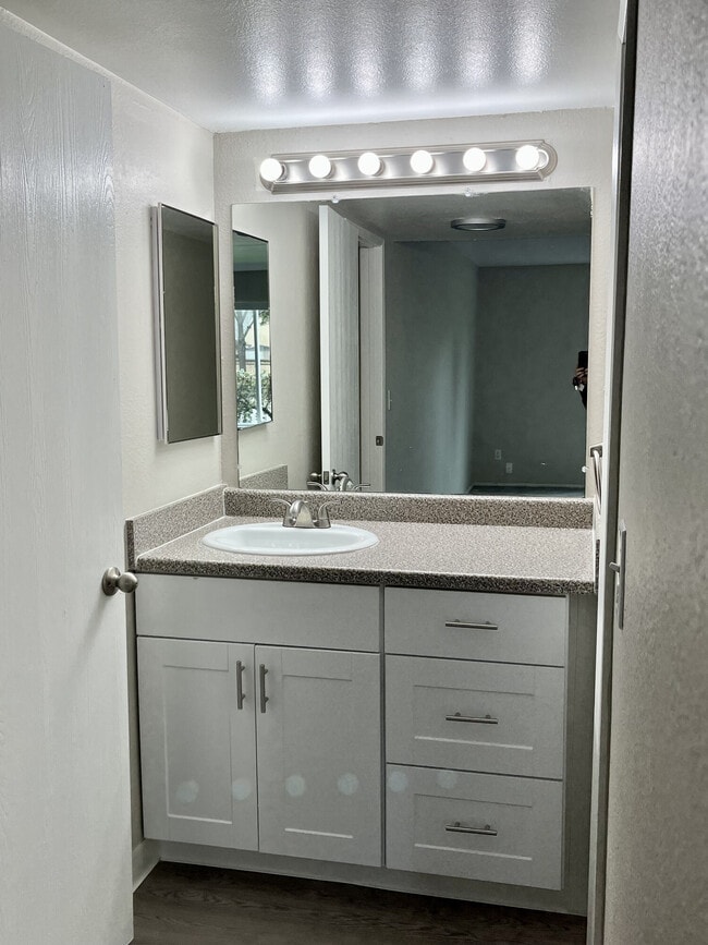 Building Photo - Glenbrook Apartments