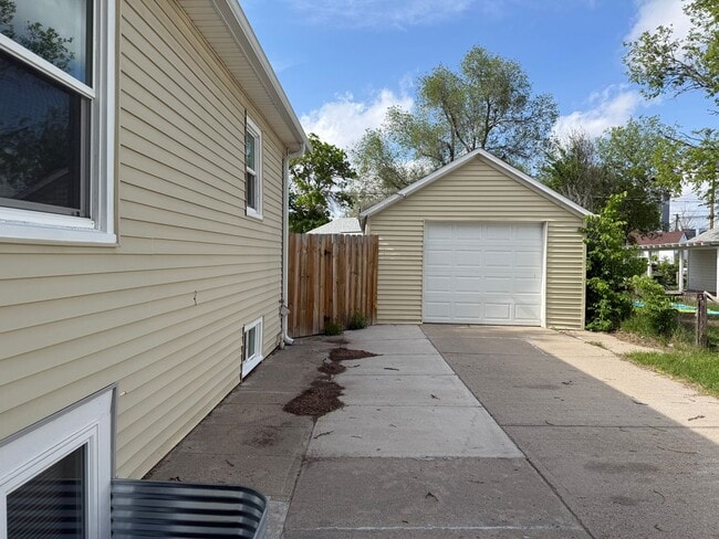 Building Photo - Three Bedroom, Two Bathroom Home! One car garage!