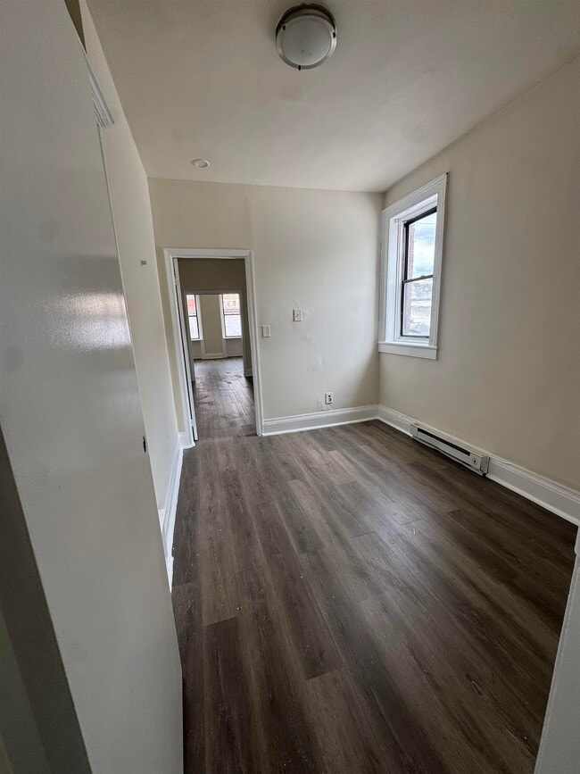 Building Photo - 207 15th St