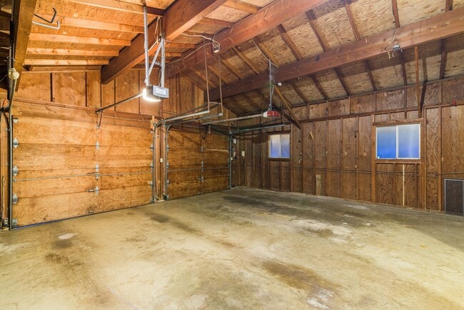 Building Photo - Expansive 5-Bedroom Lake Oswego Property N...