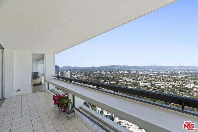Building Photo - 2220 Ave of the Stars