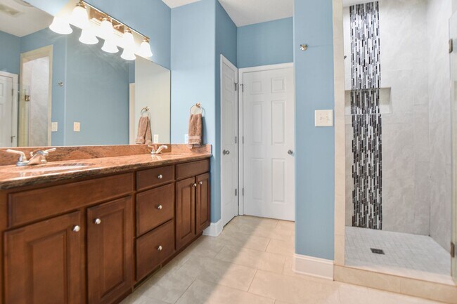 Building Photo - Pet Friendly Four Bedroom with Bonus!