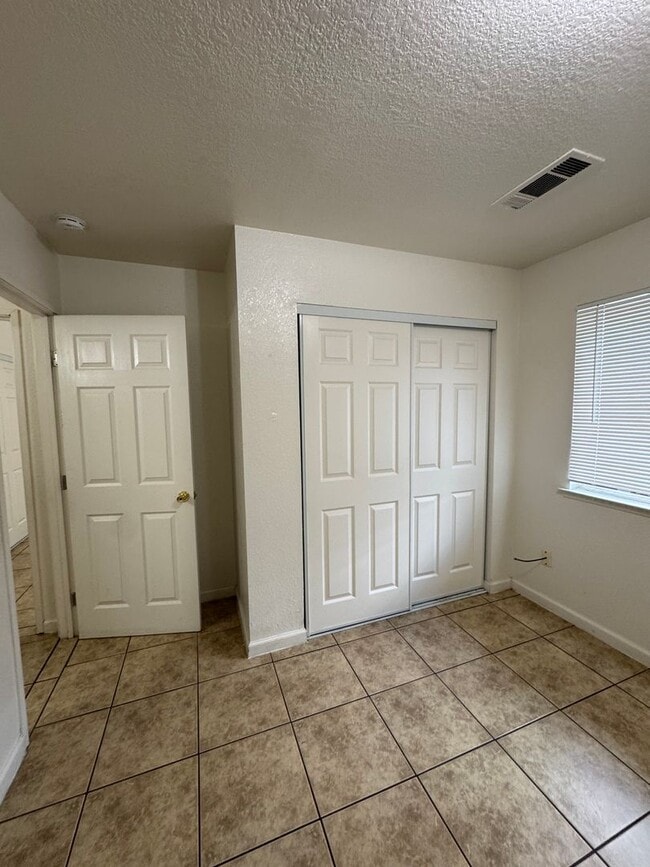 Building Photo - 3443