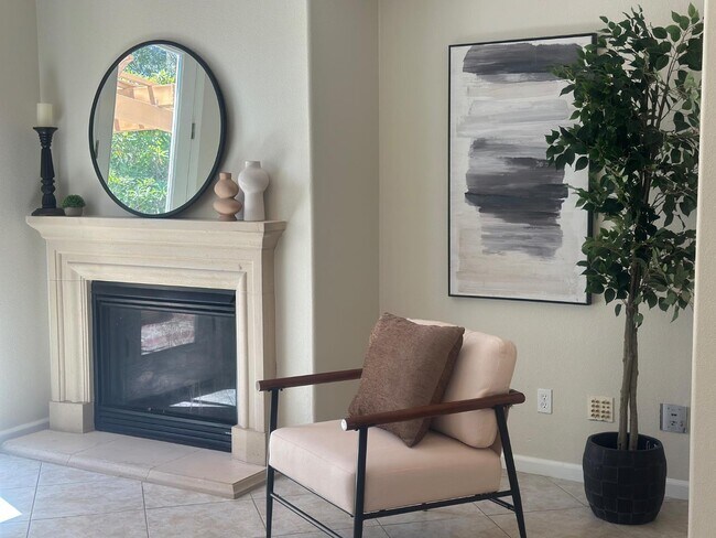 Building Photo - 356 S Paraiso Way