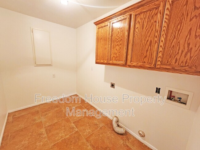 Building Photo - 3120 E Easy St