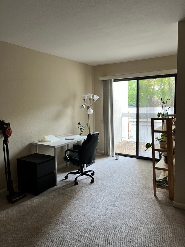 Building Photo - 206 2nd St