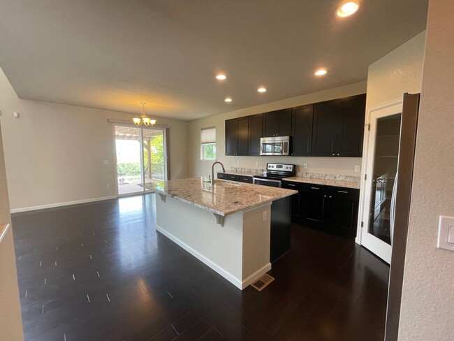 Primary Photo - Luxurious 3 Bedroom 2.5 Bathroom House in ...