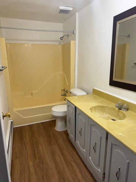 Building Photo - 1415 Diamond Ave